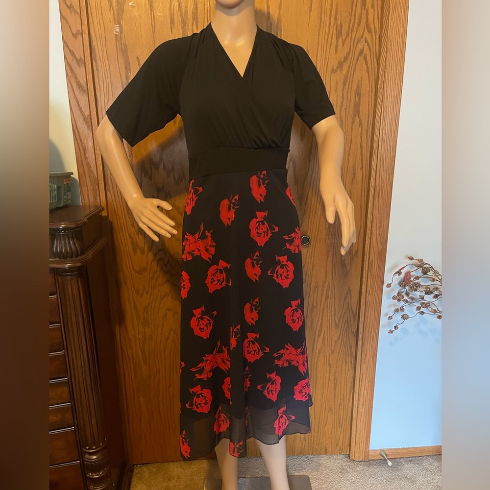 Dress ladies black and red floral v neck dress. Sz 3X never been worn